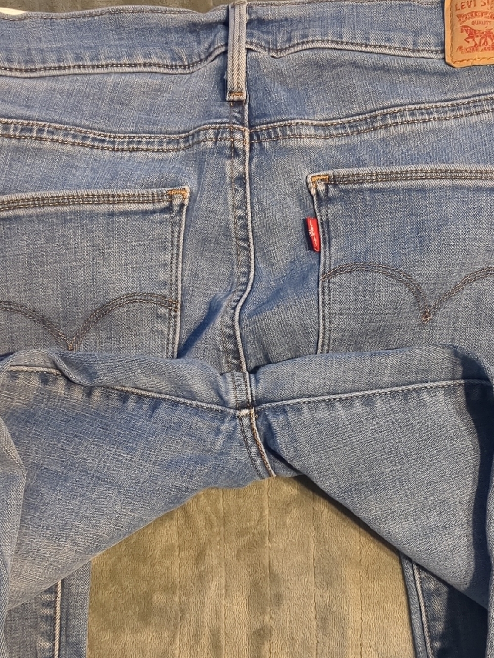 Levi’s Women's Classic Slimming Bootcut Jeans. - Picture 7 of 16